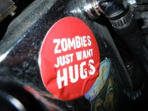 ゾンビ ＺＯＭＢＩＥＳ ＪＵＳＴ ＷＡＮＴ ＨＵＧＳ ステッカー