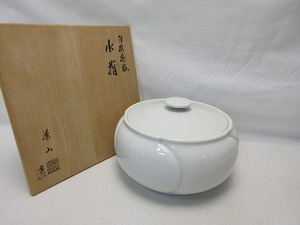 604759 【 ほぼ未使用 茶道具 加藤藤山造 白磁捻梅 水指 共箱 】 検) 作家物 水屋道具 煎茶道具 水差 茶器 茶具 茶事 茶会 ⅲ