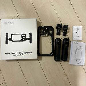 SmallRig スマホビデオリグキットiPhone 15 Pro用 デュアルハンドヘルド スマートフォンケージキット コールドシュー付き スマホビデオ撮影