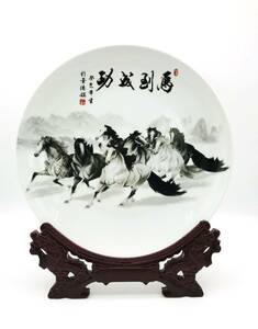 （R5-0059）【馬到成功】　飾り皿　陶器皿　皿立て付　水墨画プリント　バックスタンプ　神聖な馬　駿馬