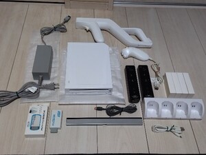 即決 Wii本体一式 バッテリー4個＆充電器 ソフト3本付 動作確認済 リモコンプラス×2個 HDMIコンバーター×2個 ザッパー センサーバー 電源