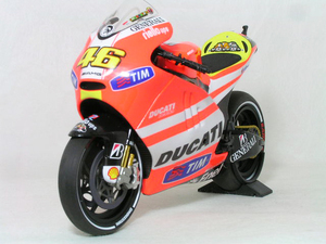 ● 1/12 ドゥカティ 〓 デスモセデッチ GP11.1 / バレンティーノ・ロッシ Moto GP 2011 〓 DUCATI