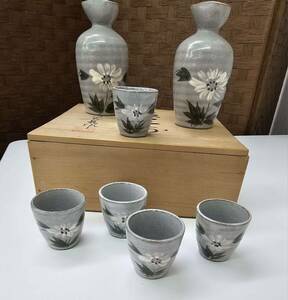 #15132　九谷焼 色絵 御酒器 徳利2客/お猪口5客セット 草花文 酒器セット 酒杯 和食器 花 箱付き 共通箱 箱の蓋に文字あり 経年保管品　