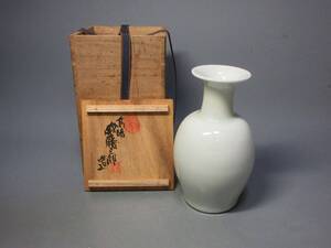 504304 斎藤三郎 作 白磁花瓶（共箱）茶道具・陶芸家・花入・壷・新潟県出身