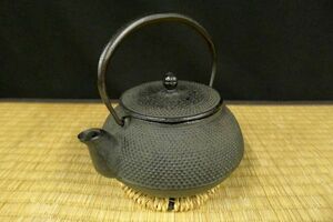 P364 【南部鉄器 あられ小鉄瓶敷板付き】茶器/60