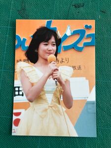 【レアショット】岡田有希子　写真　黄色ワンピ　イベント　デビュー初期　くびれ　昭和タレント　80年代アイドル 