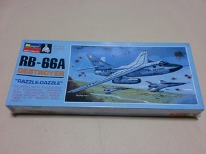 モノグラム アメリカ空軍 ダグラス RB-66A デストロイヤー ボンバー 爆撃機 Destroyer Razzle-Dazzle Monogram PA 204-130 復刻版