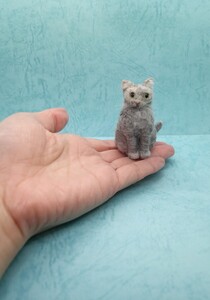 羊毛フェルト猫「K」ロシアンブルー 羊毛フェルト ハンドメイド ミニチュア 猫 ドールハウス 一点物 猫雑貨　インテリア　手のひらサイズ