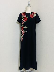 【極美品】ZARA WOMAN チャイナ風 スリット入り ロングワンピース ザラ 黒 ブラック 花柄 半袖 バラ 薔薇 刺繍