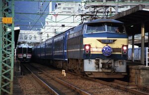 392　【３５㍉ネガ】EF66　51＋24系寝台客車　富士・はやぶさマーク　富士駅　カラーネガ１コマ