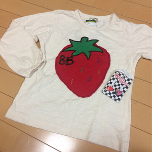 新品◆いちごアップリケ◆ボタンホールアクセ付◆130長袖Tシャツ