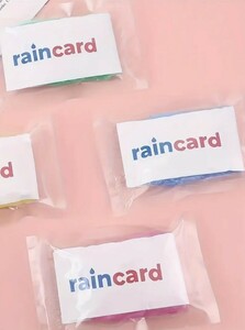 【新品未使用】4個セット カラーランダム 使い捨てレインコート カードサイズ 携帯用 コンパクト 急な雨 ゲリラ豪雨 梅雨 緊急時に