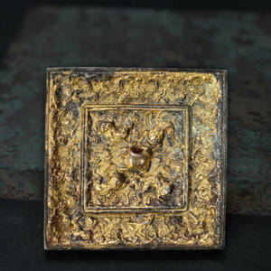 br10648 中国美術 銅製 彫刻 唐草獣紋 鍍金方形銅鏡 唐物 8.6×8.6cm 重 312.9g