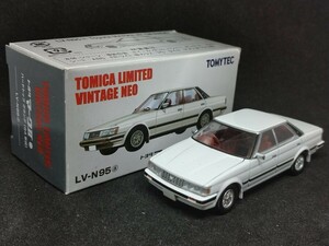 【トミカ リミテッド ヴィンテージ ネオ LV-N 95a】 トヨタ マークⅡ（マーク2） ハードトップ グランデ 1984年式 白（ホワイト）