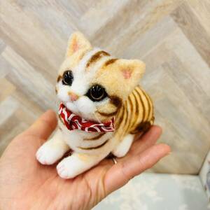 定形外送料無料　羊毛フェルト ハンドメイド ポリーチェ チャトラ　子猫　伏せ猫　ぬいぐるみ マスコット 手乗りサイズ　置物 