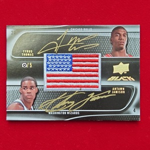 ◆Tyrus Thomas / Antawn Jamison【5枚限定 Dual Auto】2008-09 NBA UD Black Autographed Dual U.S.A. Flag Patch ◇検索：直筆サイン