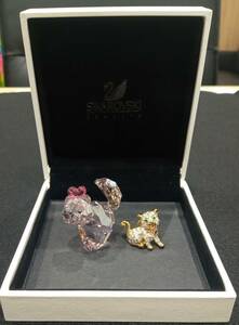 #Y6198A【SWAROVSKI/猫/現状品/中古品】スワロフスキー 猫 2点セット フィギュリン ピンブローチ クリスタル 箱付き 保管品