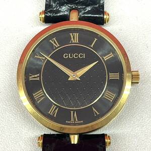 Z817-O18-2563◎ GUCCI グッチ メンズ腕時計 黒文字盤 2針 ブラック×ゴールドカラー クォーツ 2000 M 0002350