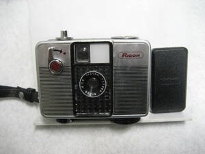 レトロフィルムカメラ　RICOH リコー　コンパクトカメラ（デンマイ式オート）　AUTO HALF