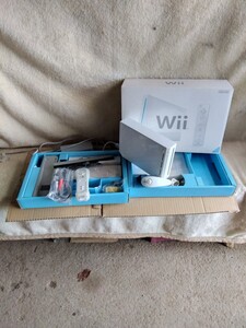 任天堂　Ｗii　本体付属品セット（画像に有るもの）本体及びリモコン通電のみ確認他詳細不明　ジャンク扱いです　おてがる配送の８０サイズ