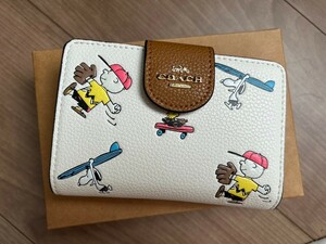 coach ピーナッツコラボ　スヌーピースポーツプリント2つ折り財布