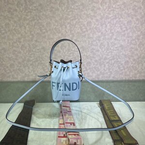 ●極美品●新品同様●未使用 【Fendi】 [ フェンディ] バケツバッグショルダーバッグハンドバッグ ブルー