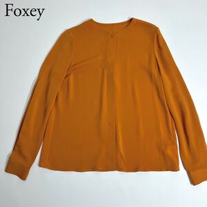 美品 FOXEY BOUTIQUE フォクシーブティック シルクシャツ ブラウス 長袖 トップス ジュリーボタン アプリコット ノーカラー 38 レディース