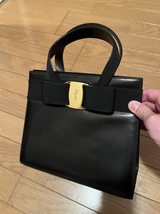 サルヴァトーレ フェラガモ Salvatore Ferragamo ヴァラ レザー ハンドバッグ トートバッグ ショルダー 黒 ブラック リボン ゴールド金具