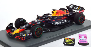 スパーク 1/18 レッドブル RB18 日本 GP 2022 M.フェルスタッペン ウィナー ワールドチャンピオン サインボード & No.1プレート 付　18S774