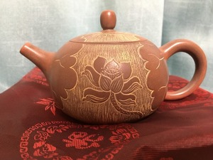 中国 欽陶居 何葉秀作 急須 荷花妃子壺 紫泥 白泥 紫砂 茶壷 茶壺 欽州 浮彫 罫書き 茶器