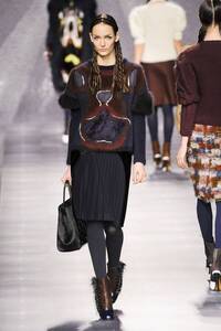 FENDI フェンディ の 2012ランウェイコレクションアイテムの モンスターデザインで創られた ニット セーター です。とても綺麗です。 ”