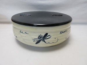 504741 【 美品 茶道具 安南トンボ絵　平水指 掻合塗割蓋 陶印 紙箱 】 検) 水屋道具 水差 お点前 茶器 茶具 茶事 茶会 京焼 ⅲ 