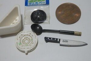 ★P155☆ミニチュア　小物　キッチン用品　三角コーナー　お玉、包丁など色々まとめて☆リーメント　ドールハウス