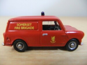 ＣＯＲＧＩ　ＴＲＡＣＫＳＩＤＥ　オースチンＭＩＮＩ　ＶＡＮ　赤　ＳＯＭＥＲＳＥＴ　ＦＩＲＥ　ＢＲＩＧＡＤＥ　コーギー　１/８７