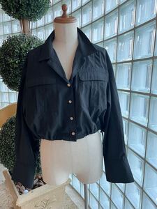 マウジーMOUSSY★黒 ショート丈 　裾 ドロスト 開襟 トップス ブラウス FREEサイズ USED♪ｓ