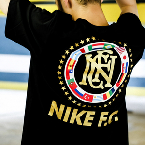 ☆匿名発送☆新品タグ付き Mサイズ 黒 2018SUMMERモデル ナイキ NIKE FC フラグ クレスト Tシャツ オーバーサイズTシャツ デッドストック