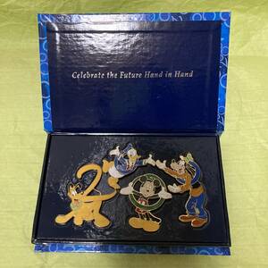 ♪♪ WDW Disney World アメリカ ピンバッジ Celebrate the Future Hand in Hand Character Logo Pin Set 4ピンズ ミッキー ドナルド 他