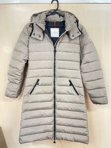 ☆MONCLER モンクレール MOKACINE GIUBBOTTO モカシン ダウンコート サイズ3 ベージュ ロングコート ロゴ ワッペン ベルト付き レディース