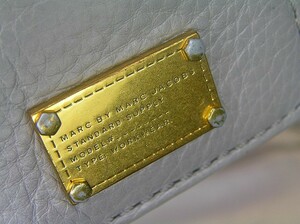 指で押してサッと出して♪マークジェイコブス Marc Jacobs♪レディース Gray 本革 カードケース 4枚 IDパスケース 3295■郵便送料：140円