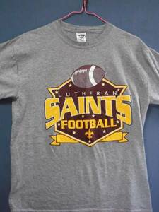 ⑦ USA古着 サイズＭ 前LUTHERAN SAINTS FOOTBALL グレー色半袖T