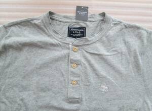 【新品タグ付き】Abercrombie&Fitch / ヘンリーネック / 灰色 グレー / ロゴししゅう /Ｌサイズ / 送料230円OK！