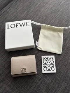 LOEWE アナグラム トライフォールド ウォレット（ペブルグレインカーフ）