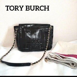 TORY BURCH トリーバーチ エナメルロゴ型押しショルダーバッグ ゴールドチェーン プレート 黒 金具 ブラック 肩掛け 斜めがけ パーティー