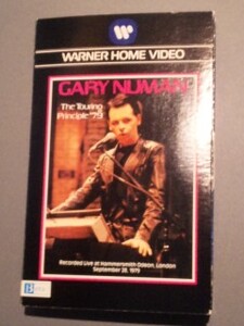 GARY　NUMAN デビュー間もない貴重ライブ映像ビデオ