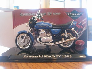 ★海外販売クラシックバイクコレクション1/24カワサキ マッハIV 1969 ブルーレインボー☆彡KAWASAKI MACH