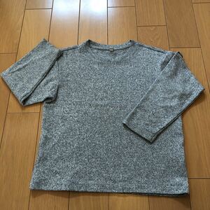 ユニクロUNIQLOのニットシャツ　長袖　グレー系　130