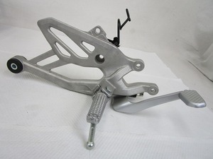 YAMAHA 純正 YZF-R15 V3.0 [18年以降 インド仕様] 右ステップASSY #BK7-F7404-00 【FOOTREST ASSY 2(Right)