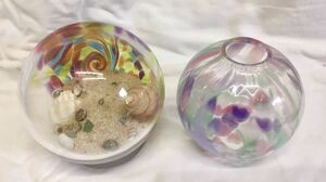 ペーパーウェイト 昭和　レトロ　ガラス花瓶　海の玉　ガラスボール　海　シーグラス　貝殻 二個まとめて。