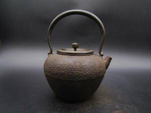 鉄瓶　古作　小振り　丸形　砲口　金寿堂造　身在銘　煎茶道具