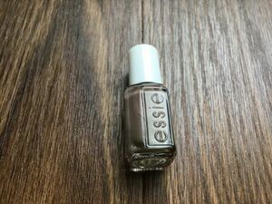 レア新品●essie ●698　mink muffs　　 5ｍｌミニサイズ　補償付き　匿名発送　エッシー　廃盤